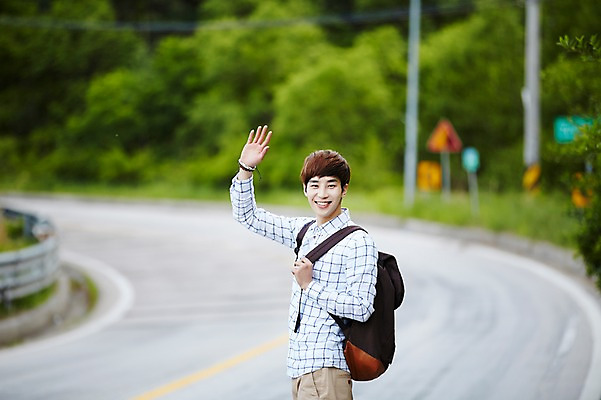 포토 JPG 주간 나무 식물 라이프스타일 남자 도로 여유 맨라이프 여행 배낭 모션 휴식 한국 한명 서기 미소 사람 동양인 손짓 상반신 20대 성인 야외 옆모습 활발 한국인 즐거움 배낭여행 손인사 활기 경기도 양평 유명산 남자만 남자한명만 성인남자만 청년만 청년남자만 청년남자한명만 성인한명만 성인남자한명만 성인만 국내포토 자연요소 1 감정 아시아 길 뷰포인트 컨셉 가방 교통시설 산 표정 인종 청년 생활 인사 파일형식