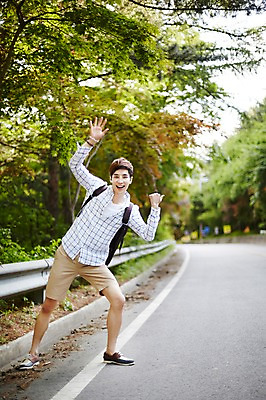 포토 JPG 주간 전신 나무 식물 라이프스타일 남자 도로 여유 맨라이프 여행 배낭 모션 휴식 한국 한명 서기 사람 동양인 손짓 20대 성인 야외 앞모습 활발 한국인 즐거움 배낭여행 손인사 활기 경기도 양평 유명산 히치하이킹 남자만 남자한명만 성인남자만 청년만 청년남자만 청년남자한명만 성인한명만 성인남자한명만 성인만 국내포토 자연요소 1 감정 아시아 길 뷰포인트 컨셉 가방 교통시설 산 인종 청년 생활 인사 파일형식