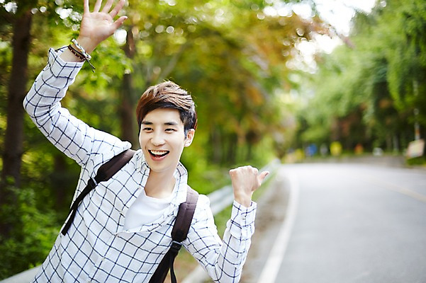 포토 JPG 주간 라이프스타일 남자 도로 여유 맨라이프 여행 배낭 모션 휴식 한국 한명 서기 미소 사람 동양인 손짓 상반신 20대 성인 야외 앞모습 활발 한국인 즐거움 배낭여행 손인사 활기 경기도 양평 유명산 히치하이킹 남자만 남자한명만 성인남자만 청년만 청년남자만 청년남자한명만 성인한명만 성인남자한명만 성인만 국내포토 자연요소 1 감정 아시아 길 뷰포인트 컨셉 가방 교통시설 산 표정 인종 청년 생활 인사 파일형식