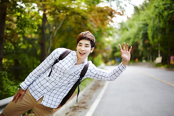 포토 JPG 주간 나무 식물 라이프스타일 남자 도로 여유 맨라이프 여행 배낭 모션 휴식 한국 한명 서기 미소 사람 동양인 손짓 상반신 20대 성인 야외 앞모습 활발 한국인 즐거움 배낭여행 손인사 활기 경기도 양평 유명산 히치하이킹 남자만 남자한명만 성인남자만 청년만 청년남자만 청년남자한명만 성인한명만 성인남자한명만 성인만 국내포토 자연요소 1 감정 아시아 길 뷰포인트 컨셉 가방 교통시설 산 표정 인종 청년 생활 인사 파일형식