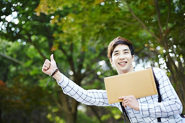 포토 JPG 주간 나무 라이프스타일 남자 여유 맨라이프 여행 모션 휴식 한국 한명 서기 미소 들기 사람 동양인 손짓 상반신 20대 성인 야외 앞모습 상자 활발 한국인 엄지손가락 즐거움 배낭여행 활기 경기도 양평 유명산 히치하이킹 남자만 남자한명만 성인남자만 청년만 청년남자만 청년남자한명만 성인한명만 성인남자한명만 성인만 국내포토 자연요소 식물 1 감정 아시아 뷰포인트 컨셉 손가락 산 표정 인종 청년 생활 파일형식