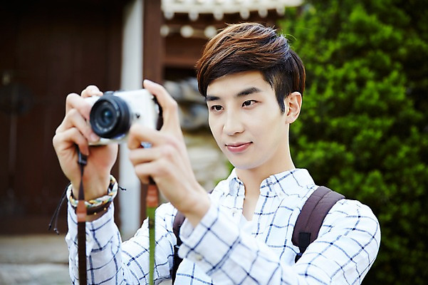 포토 JPG 주간 라이프스타일 응시 남자 여유 맨라이프 여행 배낭 모션 휴식 한국 기와집 한명 서기 미소 들기 사람 동양인 상반신 20대 성인 야외 옆모습 카메라 사진촬영 활발 한국인 즐거움 배낭여행 활기 경기도 양평 유명산 남자만 남자한명만 성인남자만 청년만 청년남자만 청년남자한명만 성인한명만 성인남자한명만 성인만 국내포토 자연요소 1 시선 감정 아시아 뷰포인트 컨셉 가방 산 한옥 표정 인종 청년 생활 전자제품 촬영 파일형식