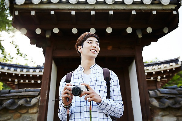 포토 JPG 주간 한국문화 한국전통 라이프스타일 응시 남자 여유 맨라이프 여행 배낭 모션 휴식 기와집 한명 서기 들기 사람 동양인 상반신 20대 성인 야외 앞모습 카메라 사진촬영 활발 한국인 즐거움 배낭여행 활기 경기도 양평 유명산 남자만 남자한명만 성인남자만 청년만 청년남자만 청년남자한명만 성인한명만 성인남자한명만 성인만 국내포토 자연요소 1 동양문화 전통 시선 감정 뷰포인트 컨셉 가방 산 한옥 한국 인종 청년 생활 전자제품 촬영 파일형식