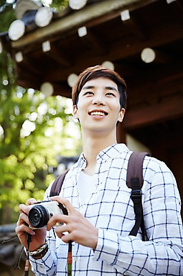 포토 JPG 주간 라이프스타일 응시 남자 여유 맨라이프 여행 가방 배낭 모션 휴식 한국 기와 한명 서기 미소 들기 사람 동양인 상반신 20대 성인 야외 앞모습 아웃포커스 카메라 사진촬영 활발 한국인 농촌 시골 즐거움 배낭여행 활기 경기도 양평 유명산 남자만 남자한명만 성인남자만 청년만 청년남자만 청년남자한명만 성인한명만 성인남자한명만 성인만 국내포토 자연요소 1 시선 잡화 감정 아시아 뷰포인트 컨셉 산 촬영기법 표정 인종 청년 생활 전자제품 촬영 파일형식