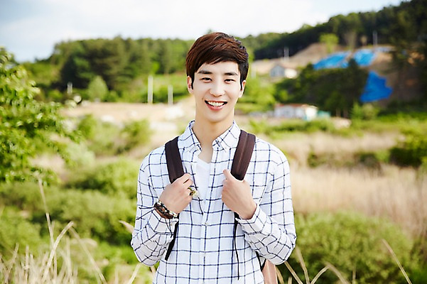 포토 JPG 주간 라이프스타일 남자 여유 맨라이프 여행 배낭 모션 휴식 한국 한명 서기 미소 사람 동양인 손짓 상반신 20대 성인 야외 앞모습 활발 한국인 농촌 시골 즐거움 배낭여행 활기 경기도 길가 양평 유명산 남자만 남자한명만 성인남자만 청년만 청년남자만 청년남자한명만 성인한명만 성인남자한명만 성인만 국내포토 자연요소 1 감정 아시아 뷰포인트 컨셉 가방 산 표정 인종 청년 생활 파일형식