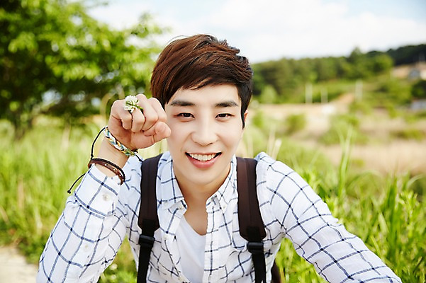 포토 JPG 주간 식물 라이프스타일 남자 여유 맨라이프 여행 배낭 모션 휴식 한국 한명 미소 사람 앉기 동양인 손짓 상반신 20대 성인 야외 앞모습 활발 한국인 즐거움 배낭여행 활기 경기도 꽃반지 양평 유명산 남자만 남자한명만 성인남자만 청년만 청년남자만 청년남자한명만 성인한명만 성인남자한명만 성인만 국내포토 자연요소 1 꽃 감정 아시아 뷰포인트 컨셉 가방 산 표정 인종 청년 생활 반지 파일형식