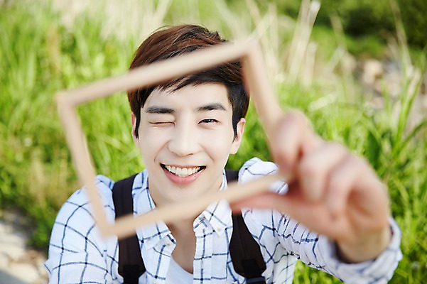 포토 JPG 주간 라이프스타일 남자 여유 맨라이프 여행 액자 배낭 모션 휴식 한국 윙크 한명 들기 사람 앉기 동양인 손짓 상반신 20대 성인 야외 앞모습 활발 한국인 즐거움 배낭여행 활기 경기도 양평 유명산 남자만 남자한명만 성인남자만 청년만 청년남자만 청년남자한명만 성인한명만 성인남자한명만 성인만 국내포토 자연요소 1 감정 아시아 뷰포인트 컨셉 가방 산 표정 인종 청년 생활 파일형식