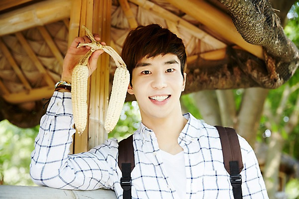 포토 JPG 주간 라이프스타일 남자 여유 맨라이프 여행 배낭 모션 휴식 한국 옥수수 한명 서기 미소 들기 사람 동양인 상반신 20대 성인 야외 앞모습 활발 한국인 농촌 시골 즐거움 배낭여행 활기 경기도 양평 유명산 남자만 남자한명만 성인남자만 청년만 청년남자만 청년남자한명만 성인한명만 성인남자한명만 성인만 국내포토 자연요소 1 감정 아시아 뷰포인트 컨셉 가방 산 곡류 표정 인종 청년 생활 파일형식