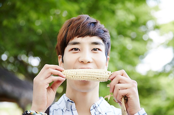 포토 JPG 주간 식물 라이프스타일 남자 여유 맨라이프 여행 배낭 모션 휴식 한국 옥수수 한명 서기 들기 사람 동양인 상반신 20대 성인 야외 앞모습 활발 한국인 농촌 시골 먹기 즐거움 배낭여행 활기 경기도 양평 유명산 남자만 남자한명만 성인남자만 청년만 청년남자만 청년남자한명만 성인한명만 성인남자한명만 성인만 국내포토 자연요소 1 감정 아시아 뷰포인트 컨셉 가방 산 곡류 인종 청년 생활 파일형식