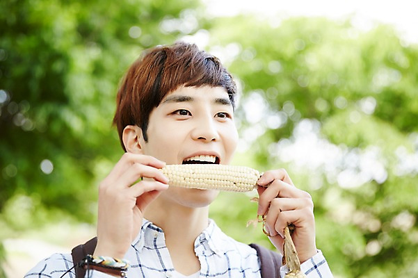 포토 JPG 주간 라이프스타일 응시 남자 여유 맨라이프 여행 모션 휴식 한국 옥수수 한명 서기 들기 사람 동양인 상반신 20대 성인 야외 앞모습 활발 한국인 농촌 시골 먹기 즐거움 배낭여행 활기 경기도 양평 유명산 남자만 남자한명만 성인남자만 청년만 청년남자만 청년남자한명만 성인한명만 성인남자한명만 성인만 국내포토 자연요소 1 시선 감정 아시아 뷰포인트 컨셉 산 곡류 인종 청년 생활 파일형식