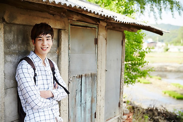 포토 JPG 주간 라이프스타일 남자 여유 맨라이프 여행 배낭 모션 휴식 주택 한국 한명 서기 미소 사람 동양인 상반신 20대 성인 야외 앞모습 팔짱 기댐 활발 한국인 농촌 시골 빈티지 즐거움 배낭여행 활기 경기도 양평 유명산 남자만 남자한명만 성인남자만 청년만 청년남자만 청년남자한명만 성인한명만 성인남자한명만 성인만 국내포토 자연요소 1 감정 아시아 뷰포인트 컨셉 가방 산 표정 인종 청년 건물 생활 파일형식