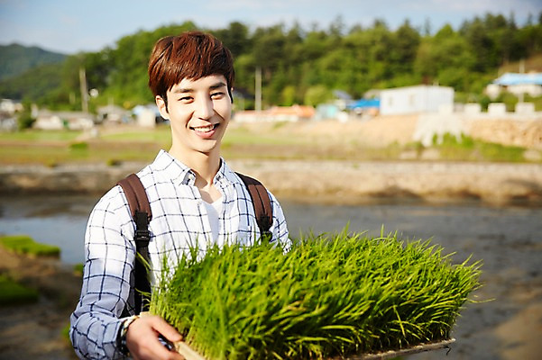 포토 JPG 주간 식물 라이프스타일 남자 여유 맨라이프 여행 배낭 모션 휴식 한국 논 한명 미소 들기 사람 동양인 잔디 상반신 20대 성인 야외 앞모습 활발 한국인 벼 농촌 시골 풀 즐거움 배낭여행 활기 경기도 모종 양평 유명산 못자리 남자만 남자한명만 성인남자만 청년만 청년남자만 청년남자한명만 성인한명만 성인남자한명만 성인만 국내포토 자연요소 1 감정 아시아 뷰포인트 컨셉 농업 가방 산 곡류 표정 인종 청년 생활 파일형식