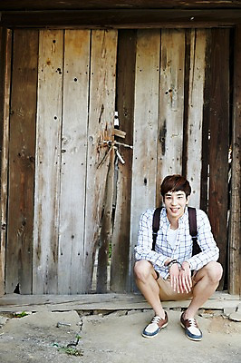 포토 JPG 주간 전신 라이프스타일 남자 여유 맨라이프 여행 배낭 모션 휴식 주택 한국 한명 미소 사람 앉기 동양인 20대 성인 야외 앞모습 문 활발 한국인 빈티지 즐거움 배낭여행 활기 경기도 양평 유명산 남자만 남자한명만 성인남자만 청년만 청년남자만 청년남자한명만 성인한명만 성인남자한명만 성인만 국내포토 자연요소 1 감정 아시아 뷰포인트 컨셉 가방 산 표정 인종 청년 건물 생활 파일형식