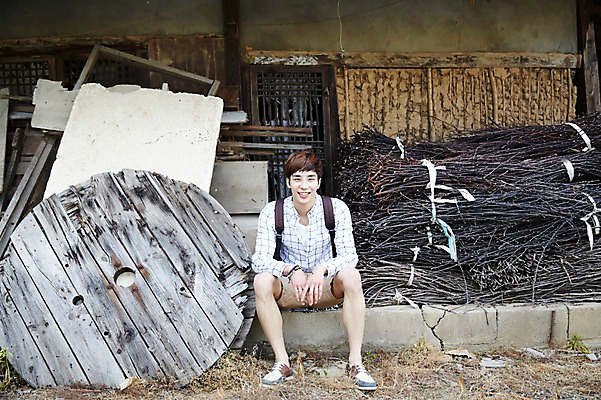 포토 JPG 주간 전신 라이프스타일 남자 여유 맨라이프 여행 배낭 모션 휴식 한국 한명 미소 사람 앉기 동양인 20대 성인 야외 앞모습 활발 한국인 즐거움 배낭여행 활기 경기도 양평 유명산 남자만 남자한명만 성인남자만 청년만 청년남자만 청년남자한명만 성인한명만 성인남자한명만 성인만 국내포토 자연요소 1 감정 아시아 뷰포인트 컨셉 가방 산 표정 인종 청년 생활 파일형식
