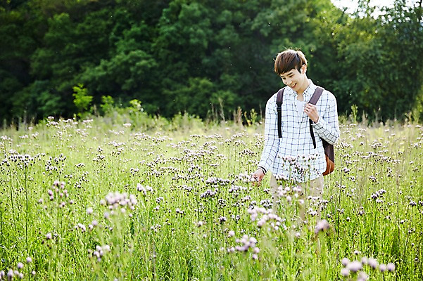 포토 JPG 주간 나무 식물 라이프스타일 응시 남자 꽃 여유 맨라이프 여행 꽃밭 배낭 모션 휴식 한국 한명 서기 미소 사람 동양인 상반신 20대 성인 야외 앞모습 활발 한국인 농촌 시골 즐거움 배낭여행 활기 경기도 양평 유명산 남자만 남자한명만 성인남자만 청년만 청년남자만 청년남자한명만 성인한명만 성인남자한명만 성인만 국내포토 자연요소 1 시선 감정 아시아 뷰포인트 컨셉 가방 산 표정 인종 청년 생활 파일형식