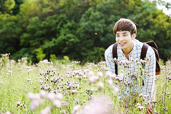 포토 JPG 주간 식물 라이프스타일 응시 남자 꽃 여유 맨라이프 여행 꽃밭 배낭 모션 휴식 한국 숙이기 한명 미소 사람 동양인 상반신 20대 성인 야외 앞모습 활발 한국인 농촌 시골 즐거움 배낭여행 활기 경기도 양평 유명산 남자만 남자한명만 성인남자만 청년만 청년남자만 청년남자한명만 성인한명만 성인남자한명만 성인만 국내포토 자연요소 1 시선 감정 아시아 뷰포인트 포즈 컨셉 가방 산 표정 인종 청년 생활 파일형식