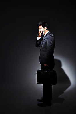 포토 JPG 스튜디오촬영 전신 남자 서류가방 건강 마스크 한명 서기 사람 동양인 정장 성인 청결 한국인 비즈니스맨 위생 기침 위생관리 남자만 남자한명만 성인남자만 성인만 코로나바이러스 국내포토 1 옷 가방 비즈니스 모션 실내 관리 인종 직장인 바이러스 파일형식