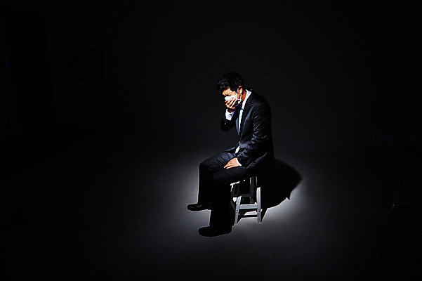 포토 JPG 스튜디오촬영 전신 남자 의자 건강 한명 사람 앉기 동양인 정장 성인 청결 한국인 비즈니스맨 위생 기침 위생관리 남자만 남자한명만 성인남자만 성인만 국내포토 1 옷 가구 비즈니스 모션 실내 관리 인종 직장인 파일형식