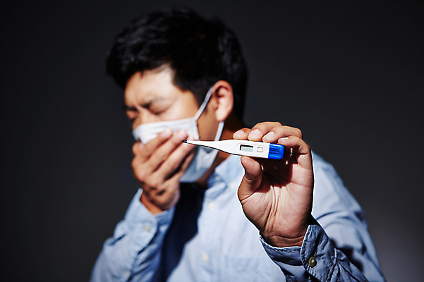 포토 JPG 스튜디오촬영 남자 건강 마스크 한명 사람 동양인 성인 아웃포커스 청결 한국인 위생 온도계 체온계 위생관리 남자만 남자한명만 성인남자만 성인만 코로나바이러스 국내포토 1 촬영기법 실내 관리 인종 바이러스 파일형식