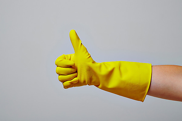 포토 JPG 스튜디오촬영 손 건강 한명 사람 신체부위 청결 엄지손가락 최고 위생 청소도구 고무장갑 위생관리 국내포토 1 장갑 손가락 실내 관리 도구 청소 고무 파일형식