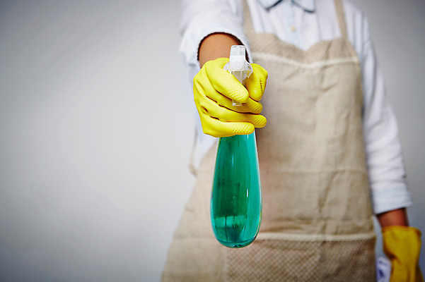 포토 JPG 스튜디오촬영 손 건강 한명 사람 신체부위 앞치마 청결 물뿌리개 위생 청소도구 고무장갑 위생관리 국내포토 1 장갑 실내 관리 도구 청소 고무 파일형식