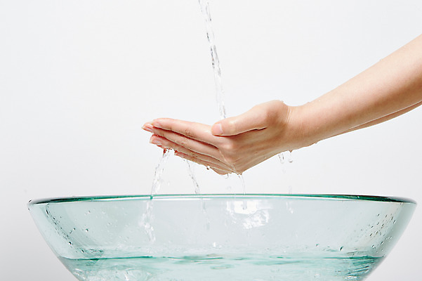 포토 JPG 스튜디오촬영 손 건강 한명 사람 신체부위 물 청결 흐름 위생 세면대 손씻기 위생관리 코로나바이러스 국내포토 자연요소 1 컨셉 실내 관리 바이러스 씻기 파일형식