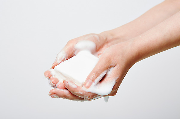 포토 JPG 스튜디오촬영 손 건강 한명 사람 신체부위 청결 거품 위생 비누 손씻기 위생관리 코로나바이러스 국내포토 1 실내 관리 위생용품 바이러스 씻기 파일형식