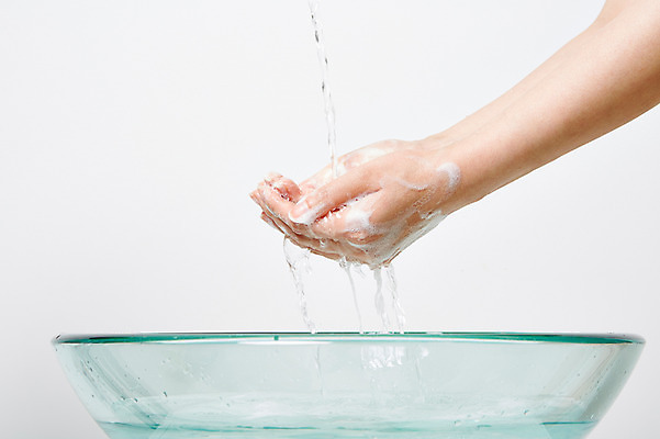 포토 JPG 스튜디오촬영 손 건강 한명 사람 신체부위 물 청결 거품 흐름 위생 세면대 손씻기 위생관리 코로나바이러스 국내포토 자연요소 1 컨셉 실내 관리 바이러스 씻기 파일형식