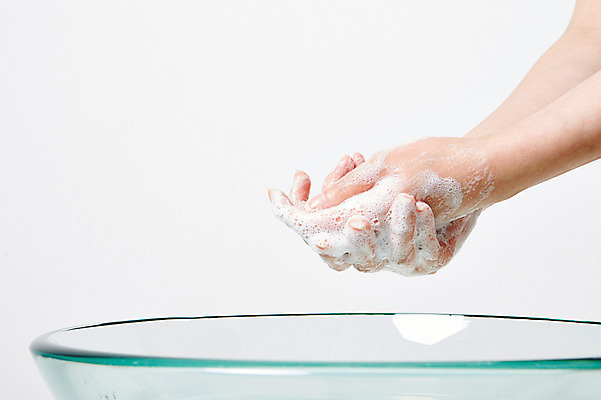 포토 JPG 스튜디오촬영 손 건강 한명 사람 신체부위 청결 거품 위생 세면대 손씻기 위생관리 코로나바이러스 국내포토 1 실내 관리 바이러스 씻기 파일형식