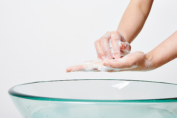 포토 JPG 스튜디오촬영 손 건강 한명 사람 신체부위 청결 거품 위생 세면대 손씻기 위생관리 코로나바이러스 국내포토 1 실내 관리 바이러스 씻기 파일형식