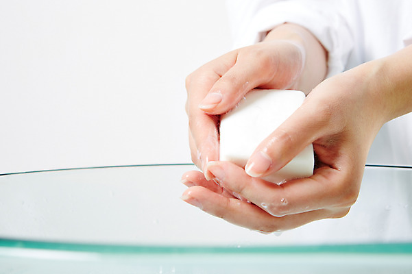 포토 JPG 스튜디오촬영 손 건강 한명 사람 신체부위 청결 위생 세면대 비누 손씻기 위생관리 코로나바이러스 국내포토 1 실내 관리 위생용품 바이러스 씻기 파일형식