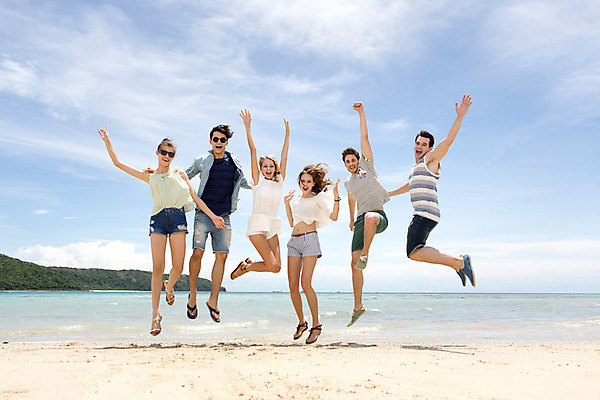 포토 JPG 주간 서양인 외국인 해외기획촬영 여자 남자 바다 여행 태국 휴가 함께함 사람 여러명 20대 성인 해변 야외 친구 여름휴가 바캉스 선글라스 점프 추억 즐거움 2015년태국 청년만 성인만 국내포토 자연요소 감정 아시아 안경 다수 컨셉 관계 모션 인종 청년 파일형식 여름_계절