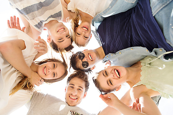 포토 JPG 주간 서양인 외국인 해외기획촬영 여자 남자 여행 태국 휴가 함께함 사람 여러명 20대 성인 해변 야외 친구 여름휴가 바캉스 선글라스 추억 즐거움 2015년태국 청년만 성인만 국내포토 자연요소 감정 아시아 안경 바다 다수 컨셉 관계 인종 청년 파일형식 여름_계절