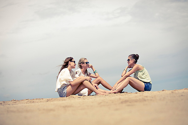 포토 JPG 주간 전신 서양인 외국인 해외기획촬영 여자 여유 태국 휴가 함께함 사람 앉기 20대 성인 해변 야외 세명 여름휴가 바캉스 모래사장 선글라스 섹시 즐거움 수다 2015년태국 여자만 성인여자만 청년만 청년여자만 성인만 국내포토 자연요소 감정 아시아 안경 바다 컨셉 모션 대화 인종 청년 파일형식 여름_계절