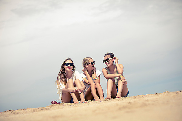 포토 JPG 주간 전신 서양인 외국인 해외기획촬영 여자 여유 태국 휴가 함께함 사람 앉기 20대 성인 해변 야외 세명 여름휴가 바캉스 모래사장 선글라스 섹시 즐거움 수다 2015년태국 여자만 성인여자만 청년만 청년여자만 성인만 국내포토 자연요소 감정 아시아 안경 바다 컨셉 모션 대화 인종 청년 파일형식 여름_계절