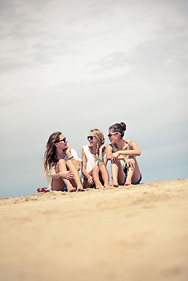 포토 JPG 주간 전신 서양인 외국인 해외기획촬영 여자 여유 태국 휴가 함께함 사람 앉기 20대 성인 해변 야외 세명 여름휴가 바캉스 모래사장 선글라스 섹시 즐거움 수다 2015년태국 여자만 성인여자만 청년만 청년여자만 성인만 국내포토 자연요소 감정 아시아 안경 바다 컨셉 모션 대화 인종 청년 파일형식 여름_계절