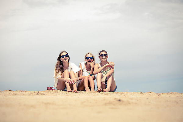 포토 JPG 주간 전신 서양인 외국인 해외기획촬영 여자 여유 태국 휴가 함께함 사람 앉기 20대 성인 해변 야외 세명 여름휴가 바캉스 모래사장 선글라스 섹시 즐거움 수다 2015년태국 여자만 성인여자만 청년만 청년여자만 성인만 국내포토 자연요소 감정 아시아 안경 바다 컨셉 모션 대화 인종 청년 파일형식 여름_계절