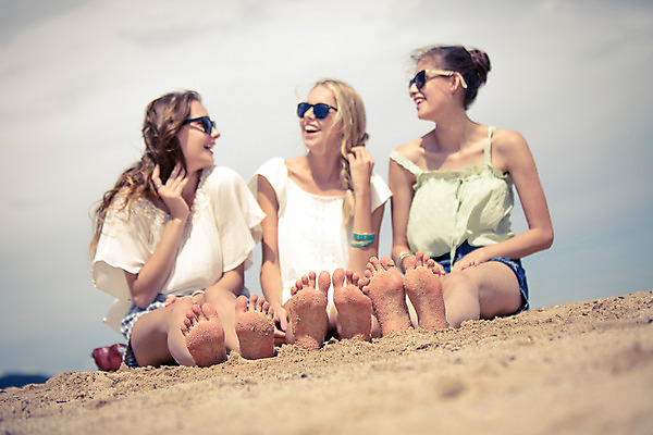 포토 JPG 주간 전신 서양인 외국인 해외기획촬영 여자 여유 태국 휴가 함께함 사람 앉기 20대 성인 해변 야외 아웃포커스 세명 여름휴가 바캉스 모래사장 선글라스 섹시 즐거움 수다 2015년태국 여자만 성인여자만 청년만 청년여자만 성인만 국내포토 자연요소 감정 아시아 안경 바다 컨셉 모션 촬영기법 대화 인종 청년 파일형식 여름_계절