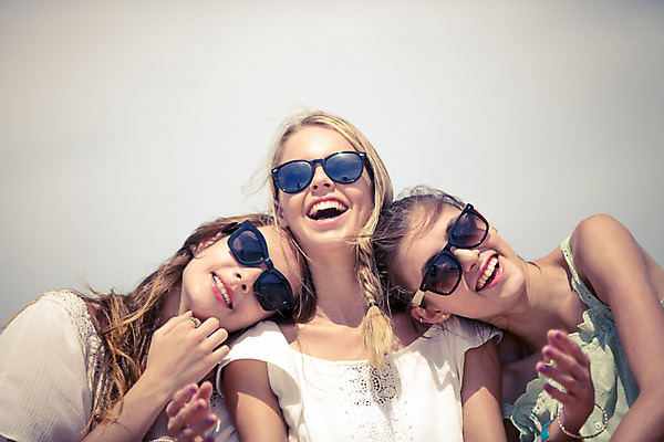 포토 JPG 주간 서양인 외국인 해외기획촬영 여자 여유 바다 태국 휴가 함께함 사람 20대 성인 해변 야외 세명 여름휴가 바캉스 선글라스 섹시 즐거움 2015년태국 여자만 성인여자만 청년만 청년여자만 성인만 국내포토 자연요소 감정 아시아 안경 컨셉 인종 청년 파일형식 여름_계절