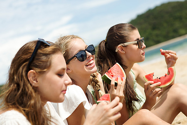 포토 JPG 주간 서양인 외국인 해외기획촬영 여자 여유 바다 과일 태국 휴가 수박 함께함 사람 20대 성인 해변 야외 세명 여름휴가 바캉스 선글라스 섹시 먹기 2015년태국 여자만 성인여자만 청년만 청년여자만 성인만 국내포토 자연요소 감정 아시아 안경 컨셉 모션 인종 청년 파일형식 여름_계절
