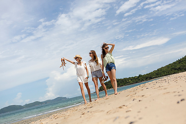 포토 JPG 주간 전신 서양인 외국인 해외기획촬영 계절 여자 여유 바다 태국 휴가 함께함 사람 20대 성인 해변 야외 세명 여름 여름휴가 바캉스 섹시 걷기 산책 2015년태국 여자만 성인여자만 청년만 청년여자만 성인만 국내포토 자연요소 감정 아시아 컨셉 모션 휴식 인종 청년 파일형식 여름_계절