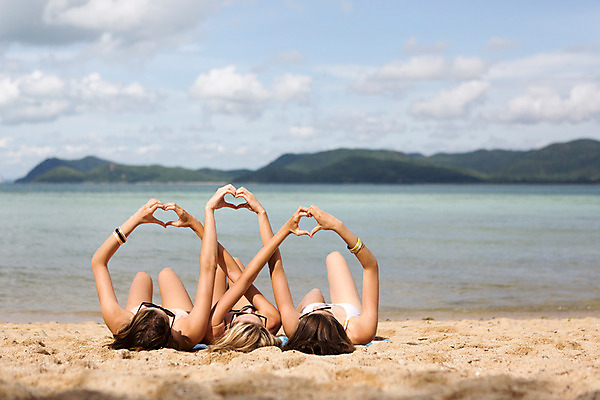 포토 JPG 주간 외국인 해외기획촬영 여자 수영복 여유 바다 태국 휴가 함께함 사람 손짓 20대 성인 해변 야외 세명 여름휴가 바캉스 비키니 선글라스 눕기 섹시 하트 2015년태국 여자만 성인여자만 청년만 청년여자만 성인만 국내포토 자연요소 모양 옷 감정 아시아 안경 컨셉 모션 인종 청년 파일형식 여름_계절