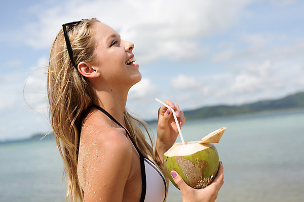 포토 JPG 주간 서양인 외국인 해외기획촬영 여자 바다 태국 휴가 한명 사람 20대 성인 해변 야외 여름휴가 바캉스 비키니 선글라스 섹시 주스 코코넛 코코넛주스 2015년태국 여자만 여자한명만 성인여자만 청년만 청년여자만 성인한명만 청년여자한명만 성인여자한명만 성인만 국내포토 자연요소 1 수영복 아시아 안경 음료 컨셉 과일 인종 청년 파일형식 여름_계절
