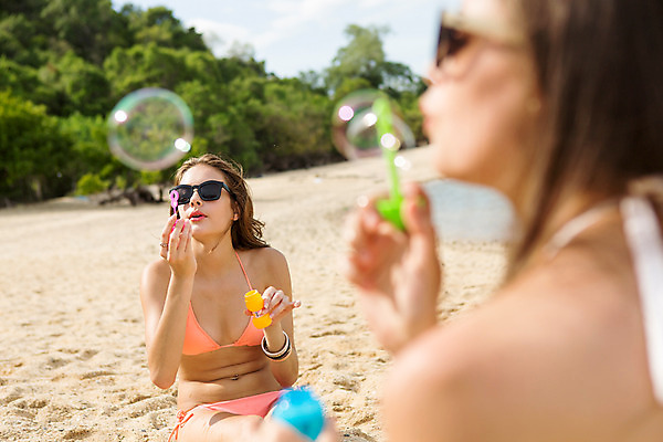 포토 JPG 주간 서양인 외국인 해외기획촬영 계절 여자 수영복 여유 태국 놀이 휴가 함께함 사람 20대 성인 해변 야외 두명 여름 여름휴가 바캉스 비키니 선글라스 섹시 비눗방울 2015년태국 여자만 성인여자만 청년만 청년여자만 성인만 국내포토 자연요소 옷 감정 아시아 안경 바다 컨셉 인종 청년 파일형식 여름_계절