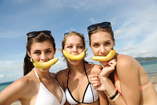 포토 JPG 주간 서양인 외국인 해외기획촬영 계절 여자 수영복 여유 바다 과일 태국 휴가 함께함 바나나 사람 20대 성인 해변 야외 세명 여름 여름휴가 바캉스 비키니 선글라스 섹시 2015년태국 여자만 성인여자만 청년만 청년여자만 성인만 국내포토 자연요소 옷 감정 아시아 안경 컨셉 인종 청년 파일형식 여름_계절