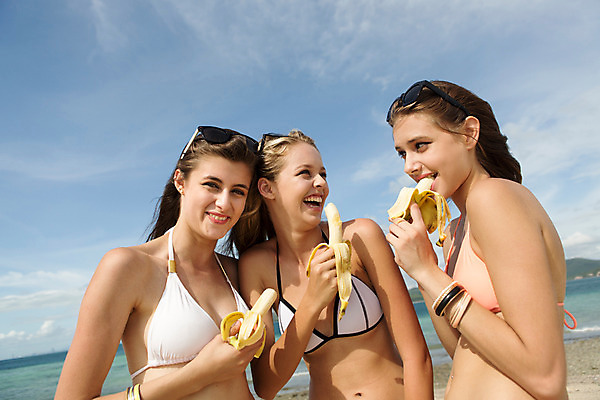 포토 JPG 주간 서양인 외국인 해외기획촬영 계절 여자 수영복 여유 바다 과일 태국 휴가 함께함 바나나 사람 20대 성인 해변 야외 세명 여름 여름휴가 바캉스 비키니 선글라스 섹시 먹기 2015년태국 여자만 성인여자만 청년만 청년여자만 성인만 국내포토 자연요소 옷 감정 아시아 안경 컨셉 모션 인종 청년 파일형식 여름_계절