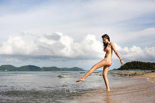 포토 JPG 주간 서양인 외국인 해외기획촬영 계절 여자 수영복 여유 바다 태국 물장구 휴가 한명 사람 20대 성인 해변 야외 여름 여름휴가 바캉스 비키니 섹시 2015년태국 여자만 여자한명만 성인여자만 청년만 청년여자만 성인한명만 청년여자한명만 성인여자한명만 성인만 국내포토 자연요소 1 옷 감정 아시아 컨셉 물놀이 인종 청년 파일형식 여름_계절
