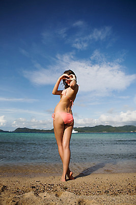 포토 JPG 주간 전신 서양인 외국인 해외기획촬영 계절 여자 수영복 여유 바다 태국 휴가 한명 서기 사람 손짓 20대 성인 해변 야외 뒷모습 여름 여름휴가 바캉스 비키니 섹시 하트 2015년태국 여자만 여자한명만 성인여자만 청년만 청년여자만 성인한명만 청년여자한명만 성인여자한명만 성인만 국내포토 자연요소 모양 1 옷 감정 아시아 뷰포인트 컨셉 모션 인종 청년 파일형식 여름_계절