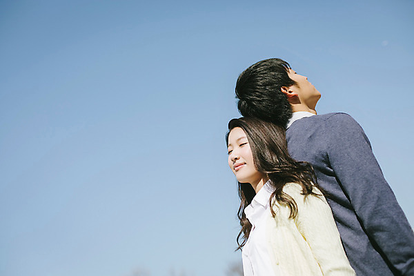 포토 JPG 주간 외국인 해외기획촬영 라이프스타일 커플 여자 남자 행복 여유 로우앵글 커플라이프 데이트 모션 하늘 휴식 서기 사람 동양인 상반신 20대 성인 야외 두명 옆모습 눈감음 등맞대기 일본인 2015년일본 청년만 성인만 국내포토 자연요소 감정 뷰포인트 컨셉 관계 인종 청년 생활 파일형식