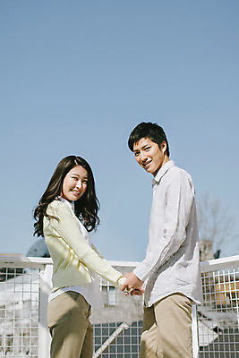 포토 JPG 주간 외국인 해외기획촬영 라이프스타일 커플 여자 남자 행복 여유 커플라이프 데이트 모션 휴식 서기 미소 사람 동양인 상반신 20대 성인 야외 두명 옆모습 손잡기 일본인 2015년일본 청년만 성인만 국내포토 자연요소 감정 뷰포인트 컨셉 관계 표정 인종 청년 생활 파일형식
